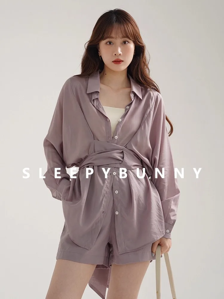 Elegante traje de verano de dos piezas para mujer, camisa de manga larga con cinturón y protector solar, pantalones cortos a juego, conjunto informal ligero, uso diario