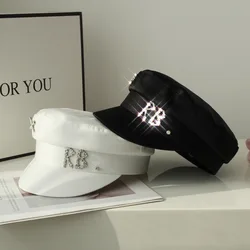 Gorras de satén con letras de diamantes de imitación para Mujer, parte superior plana, ropa de calle a la moda, sombrero militar, marca de diseñador