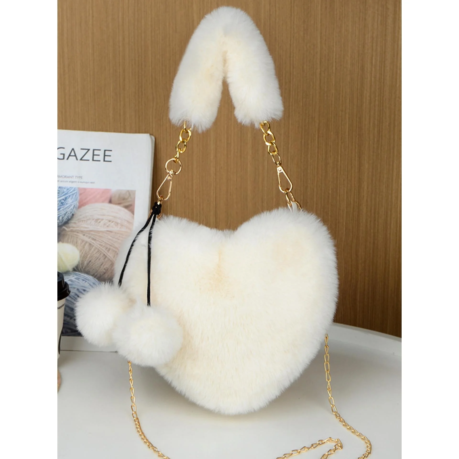 Cute Fashionable Plush Heart Shaped Handbag Ladies Shoulder Bag Commuter Bag Large Capacity Crossbody Bag for Outings