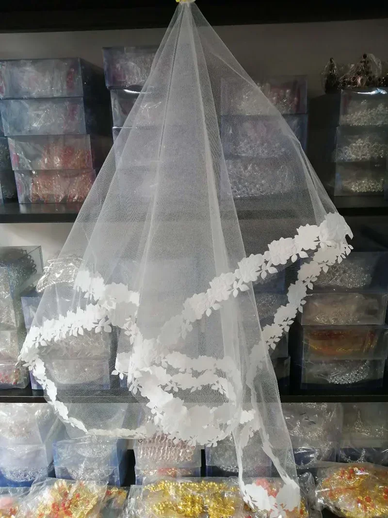 แฟชั่นผ้าคลุมหน้าเจ้าสาวสั้นสีขาวงาช้างสําหรับงานแต่งงาน Tulle