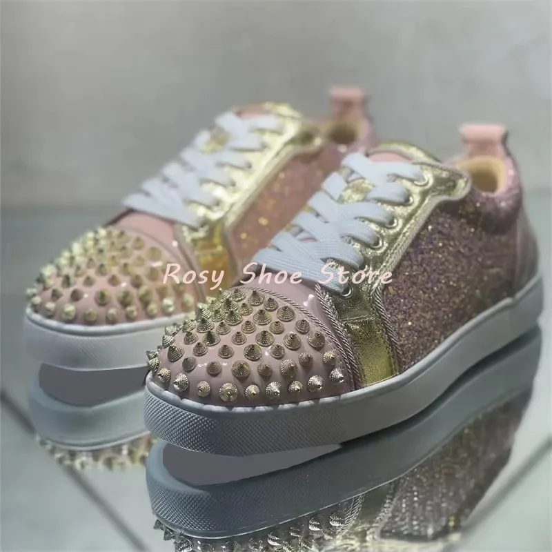 Klassische handgefertigte Unisex-Freizeit-Sneaker aus Lackleder, luxuriöses Design, runde Zehenpartie, goldene Nieten, Schnürung, atmungsaktive flache Einzelschuhe