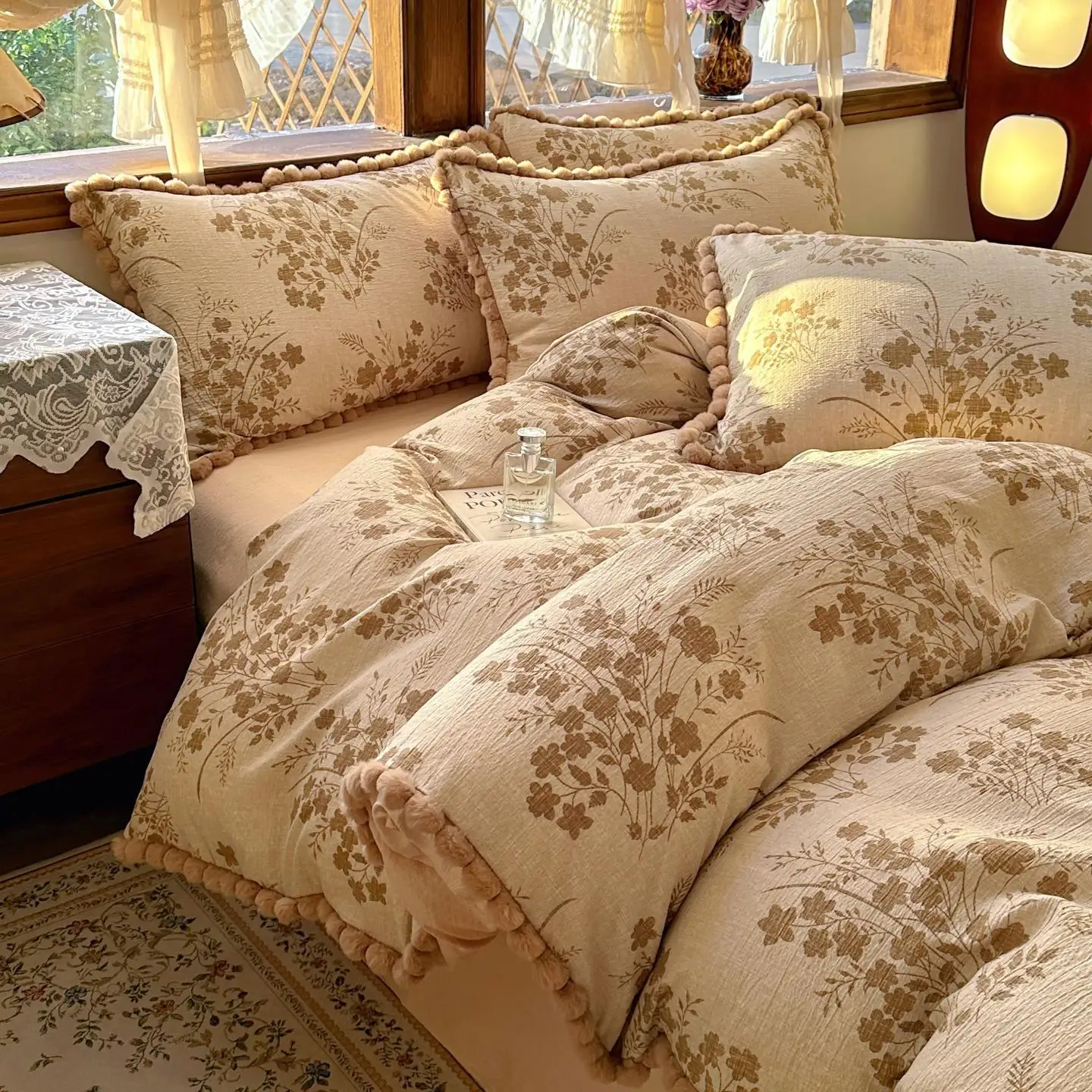 

Retro Fluffy Lace Four-Piece Bedding Set Linen Crepe Small Floral Print Durable Seasonless Comforter Cover And Sheet Combo