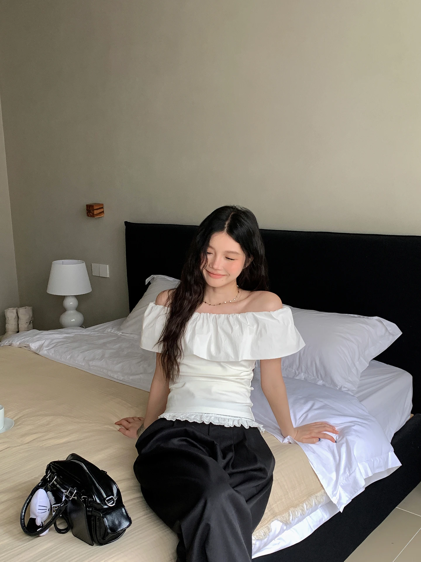 

Masalady Studio Slim Fit One Shoulder Shirt Women's White Short Length Exposure Shoulder Blouse Casual Style Leaf Design