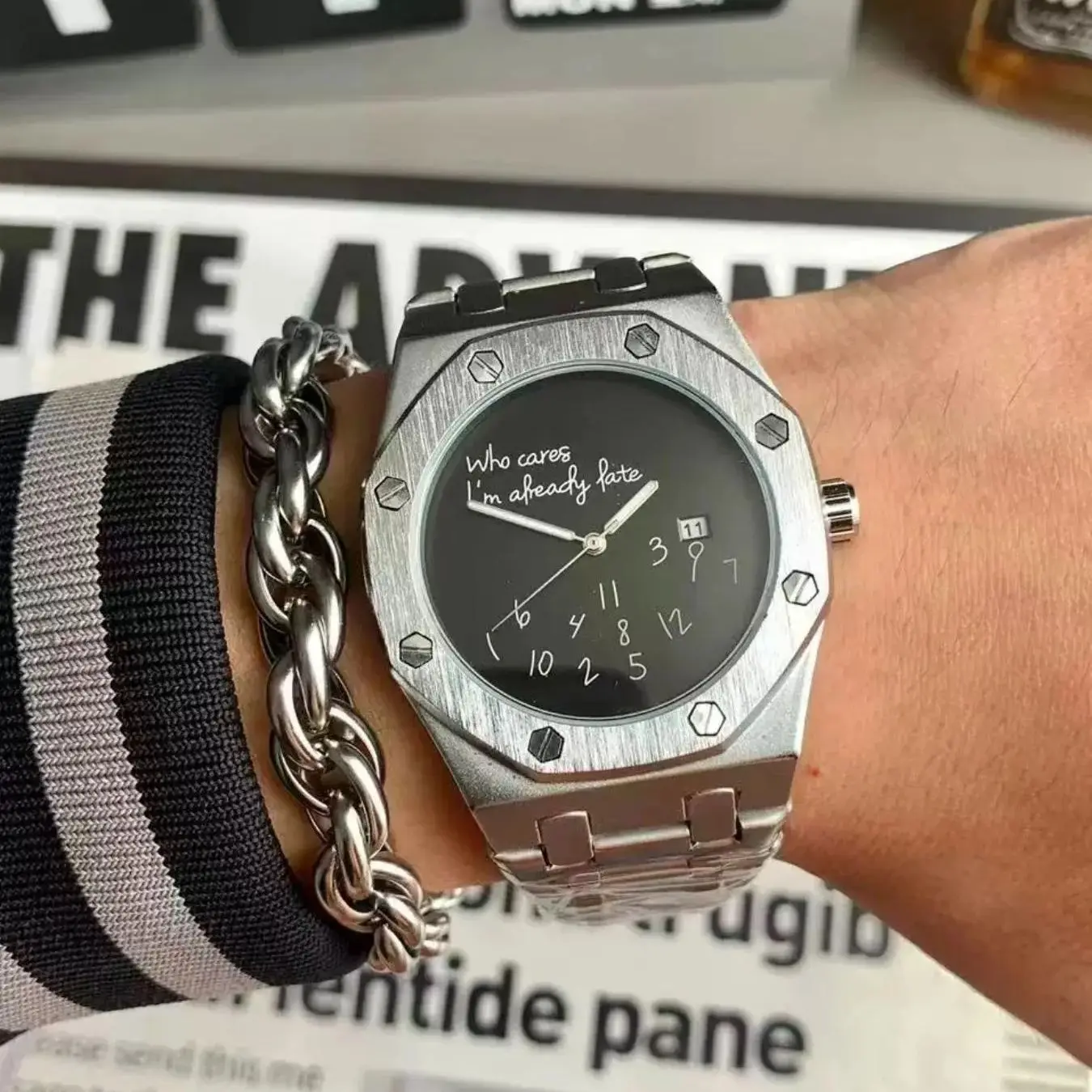 

New High-End Luxury Personalized Men's Steel Band Watch, with Calendar Display, Graffiti Number Pattern, Casual Retro Fashion, High-End Men's Watch, Suitable for Wearing in Various Occasions, Recommended as a Fashionable Gift