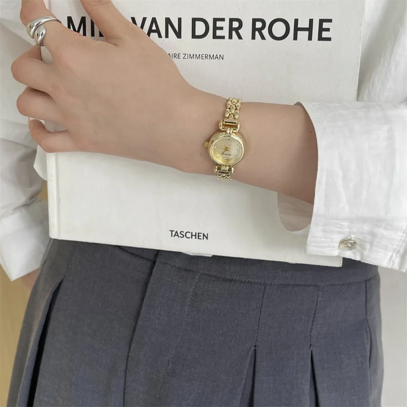 ساعة نسائية أنيقة ماركة فاخرة صغيرة الحجم ساعة يد ذهبية سوار ساعات كوارتز للسيدات فستان هدايا دروبشيب Reloj Mujer