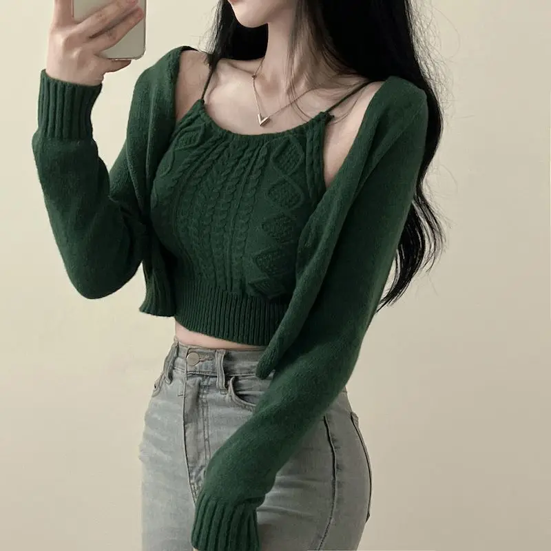 Zweiteiliges Set aus gedrehtem Strick-Cardigan und Neckholder-Top zum Schichten im Herbst und Winter, hochwertiger und eleganter Look für Damen.