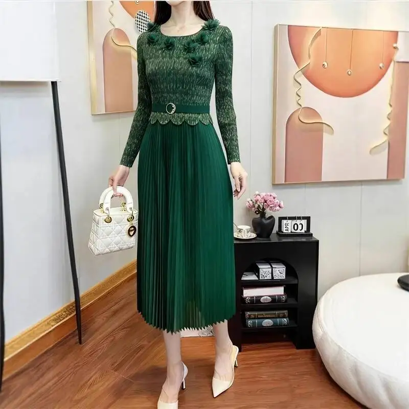Modisches, elegantes, plissiertes Damenkleid mit Rundhalsausschnitt und Rüschensaum, tailliert, mit Goldfoliendruck, Damenbekleidung 2XHMM
