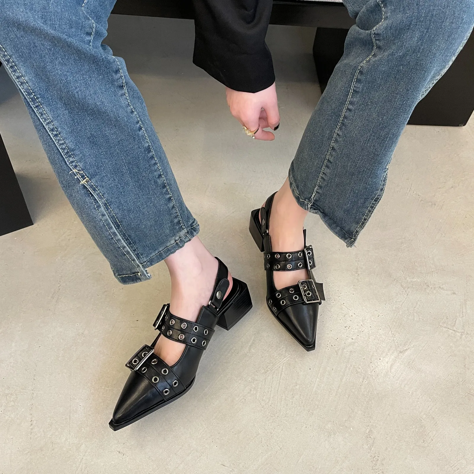 French little fragrance pointy Mary Jane Shoes for Women Summer 2024 with skirt small leather shoes retro chunky shoes for women