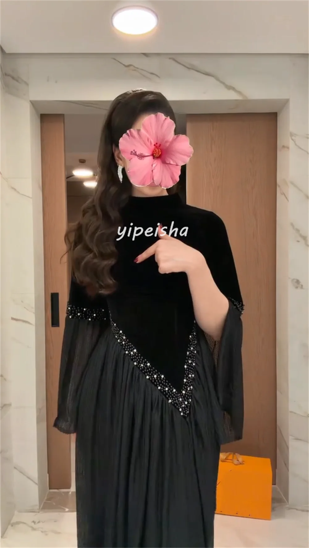 Sukienki midi o kroju litery A z wysokim kołnierzem, z szyfonu, z plisami, drapowaniem, zdobione perłami i kryształkami, wysokiej jakości, szyte na miarę.