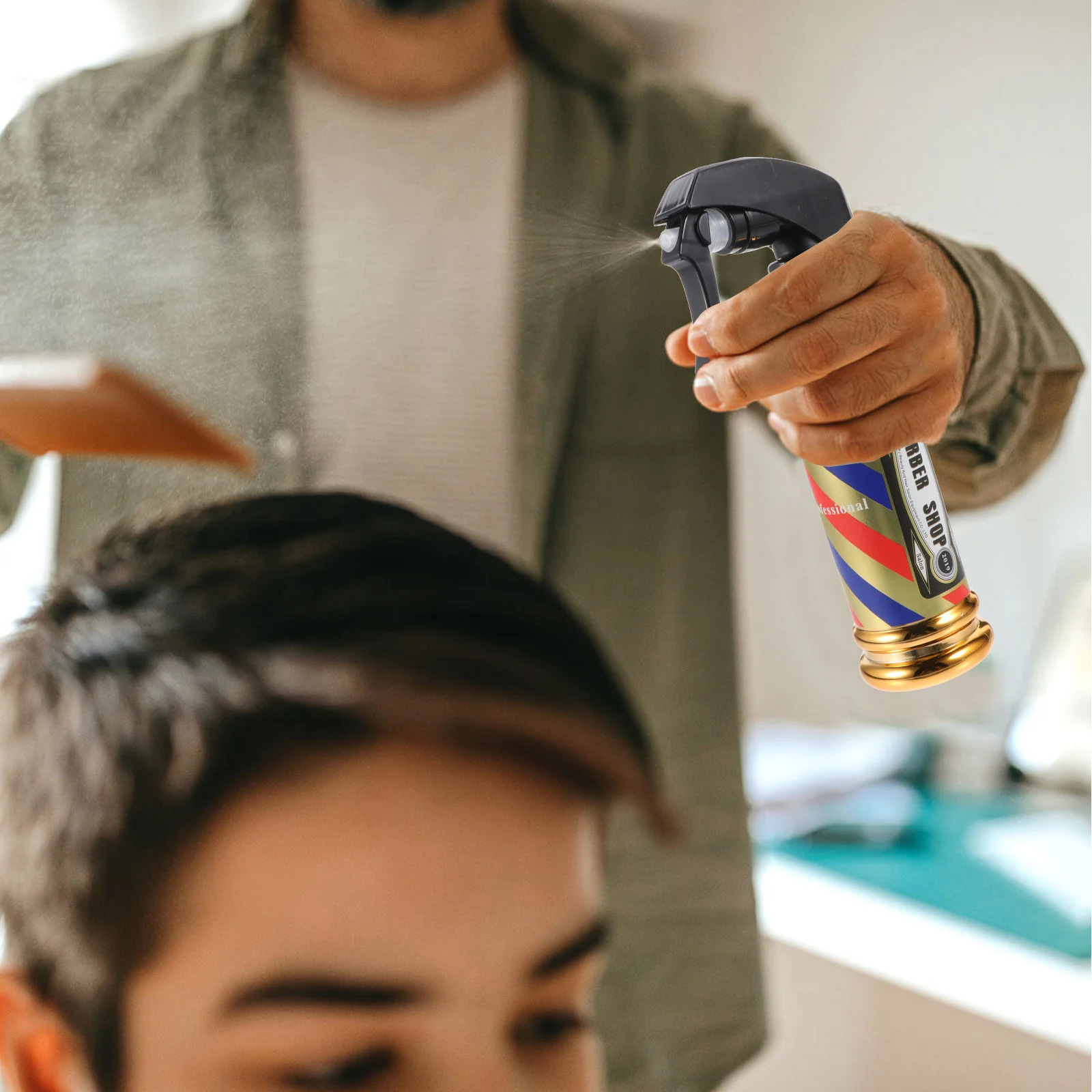 

1pc Barber Shop Spray Bottles Golden Retro Style Multifunctional Leakproof Lightweight Dispenser For Hairdressing