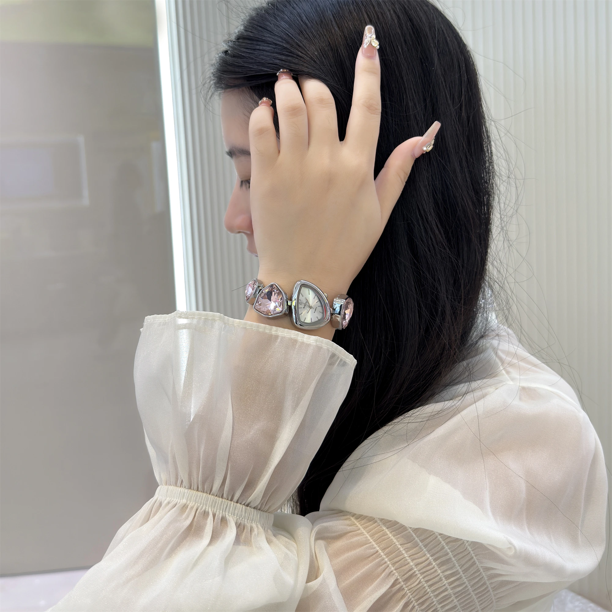 2025 ساعة يد نسائية ملونة فاخرة بتصميم غير منتظم وسوار على طراز ساعة كوارتز نسائية