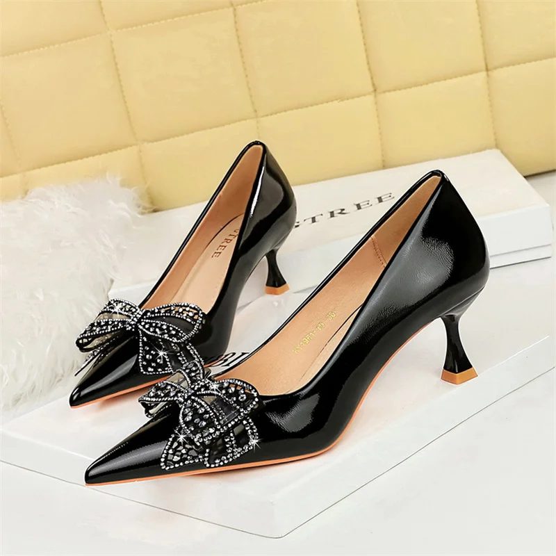 

Luxury Rhinestone Crystal Bow Black Wedding Shoes Women Spring Pointed Toe Brand Designer Low Heel Pumps Party Shoes