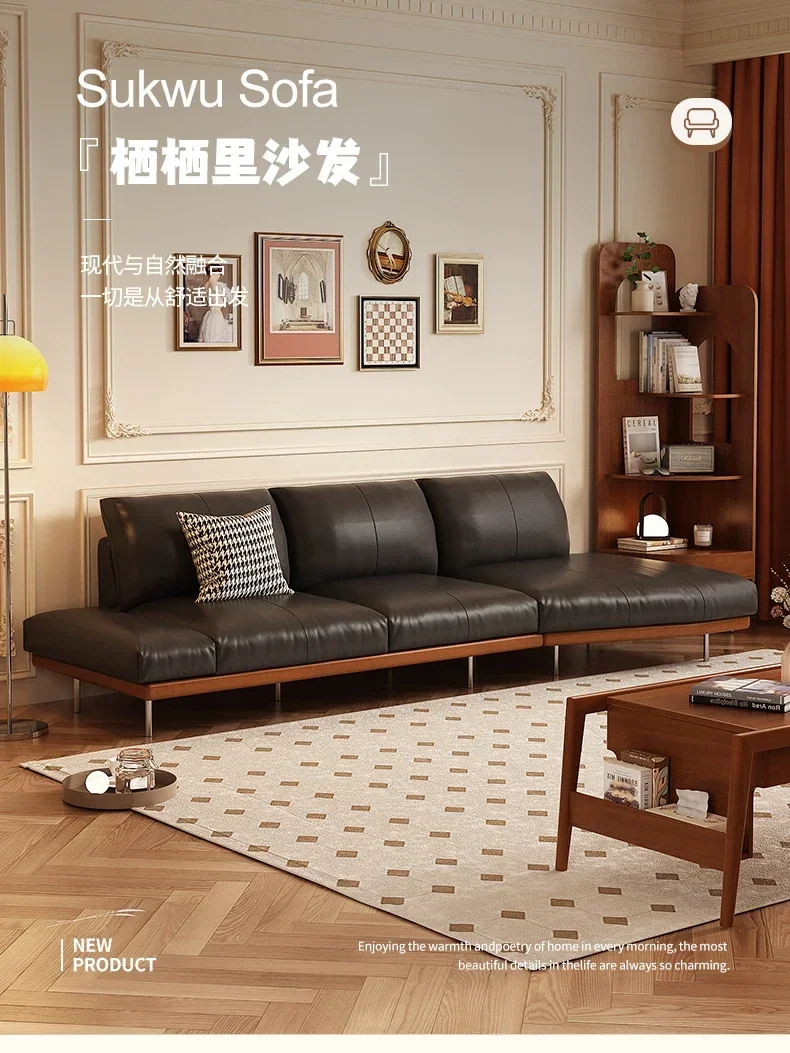 

Большой диван в антикварном стиле для гостиной в квартире, изогнутой формы.