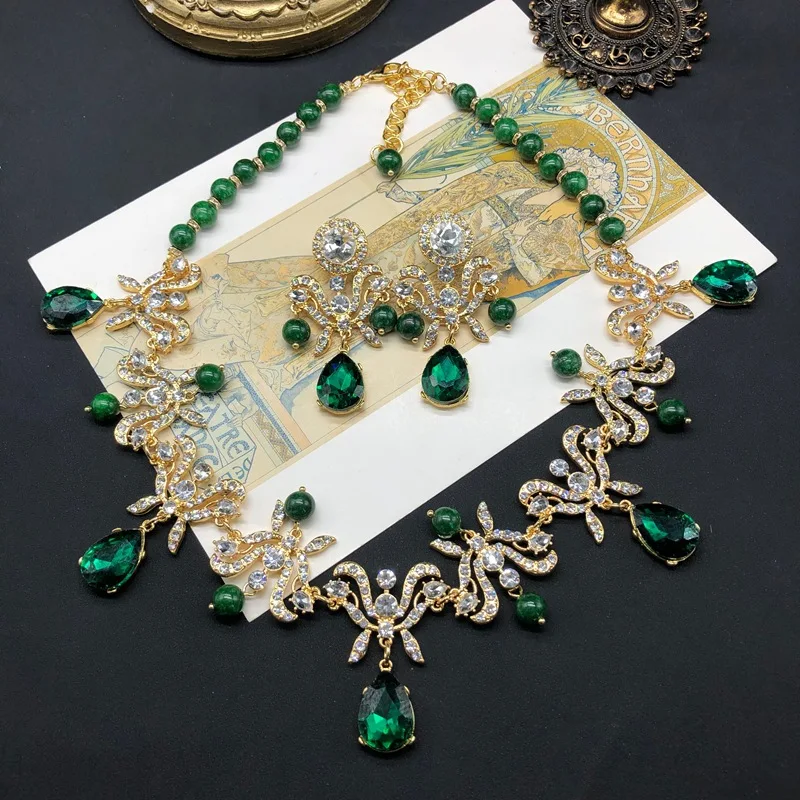

Necklace and Earrings Set with Green Teardrop Crystals Luxury Vintage Jewelry Elegant Statement Accessories for Formal Events