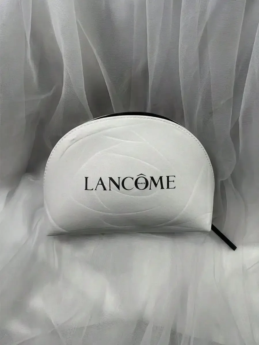 ランコム-オフホワイト-シェル型-ポータブル-トラベル用コスメポーチ。ロゴプリント入りで、個人用やギフトとして最適なトラベル用収納バッグ。