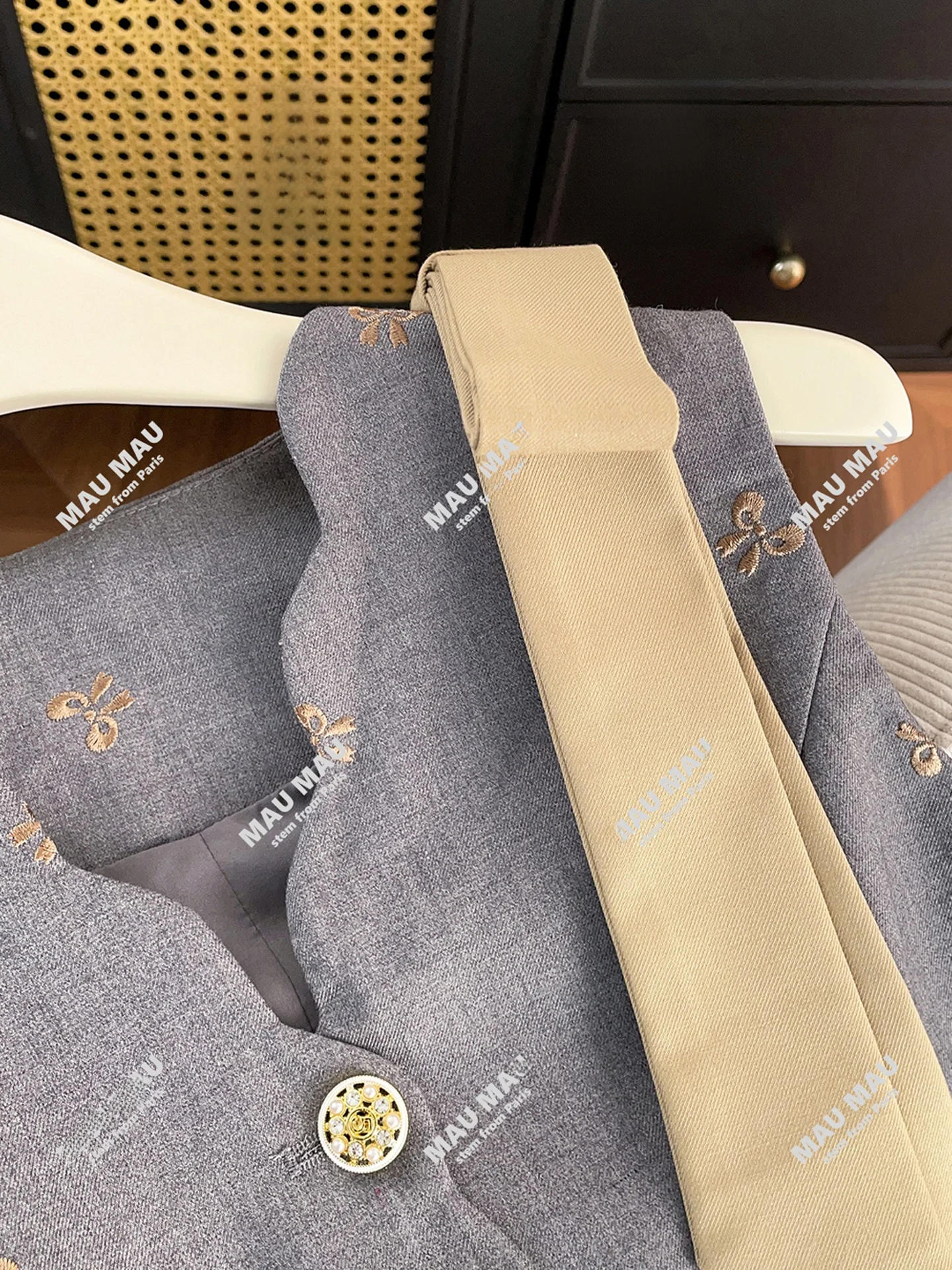 เสื้อกั๊กปักลายเอเล่ โนตพร้อมกระโปรงจีบ ชุดแฟชั่นสตรีฤดูร้อน ใยโพลีเอสเตอร์ V-Ne ...