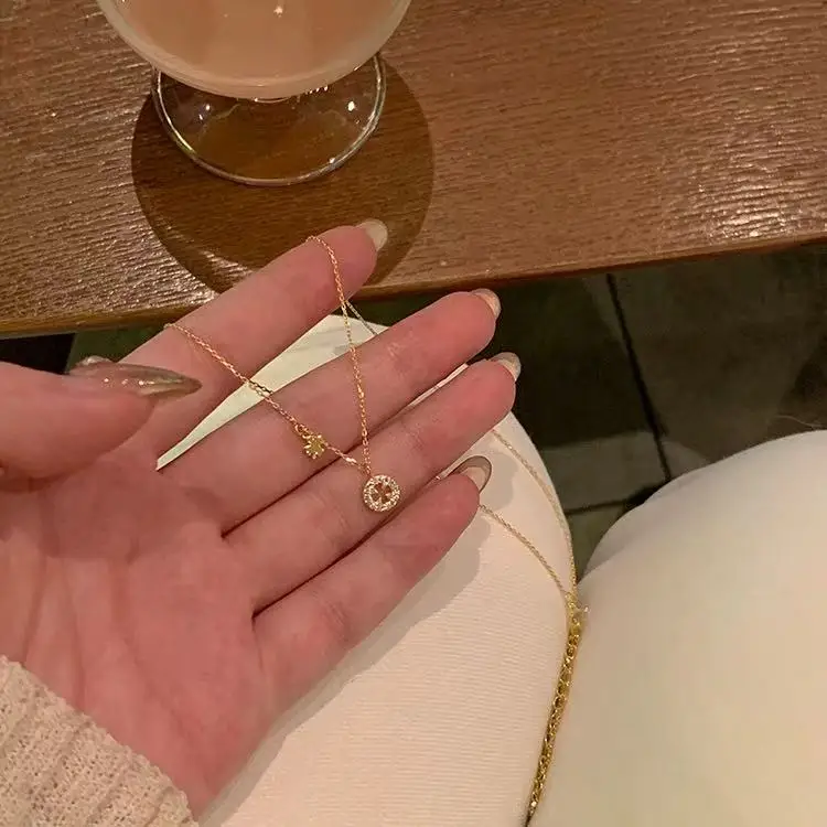 

S925 Sterling Silver Women's Necklace Lucky Double Four-Leaf Clover French Hollow-Out Fashion Versatile High-End Synthetic Diamond-Studded Pendant Collarbone Chain Suitable for Daily Wear and Gift-Giving