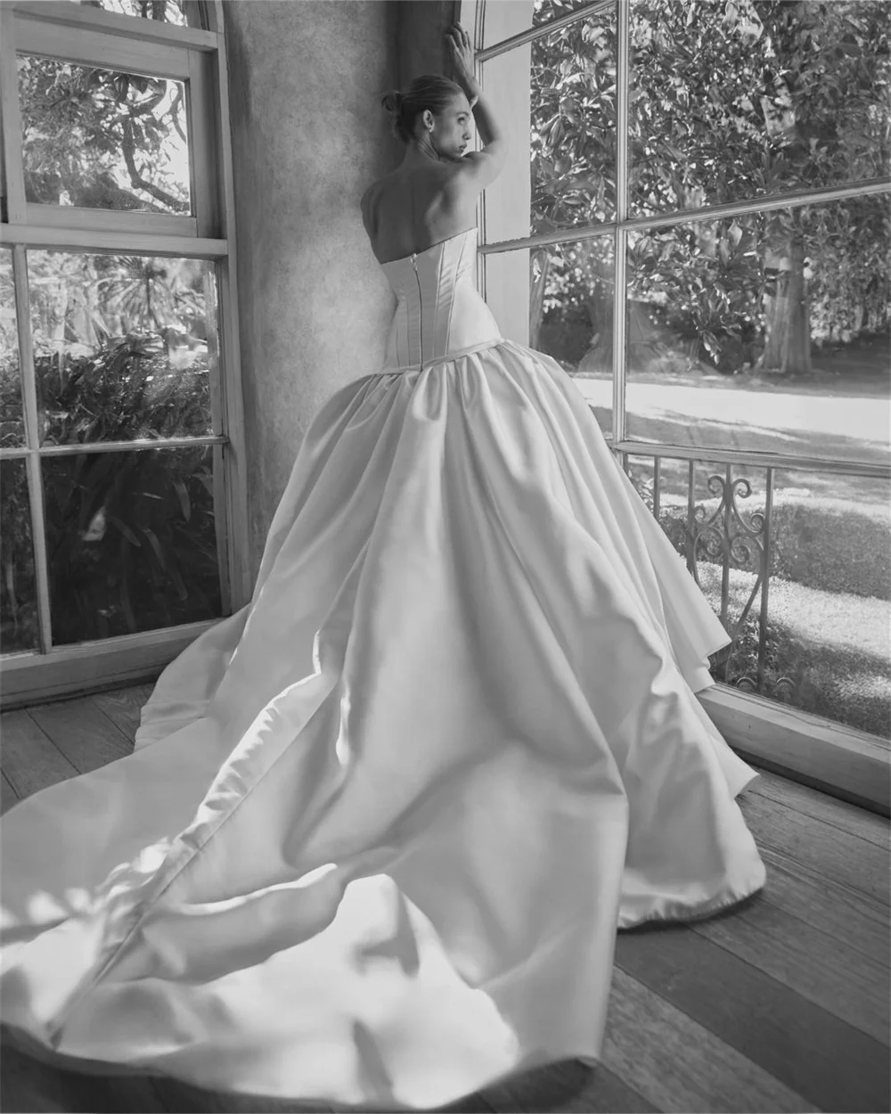 Tokyo personnalisé blanc bretelles robes de mariée sans manches Satin Court Train robe de mariée 2025 élégant a-ligne Zip robe de mariée