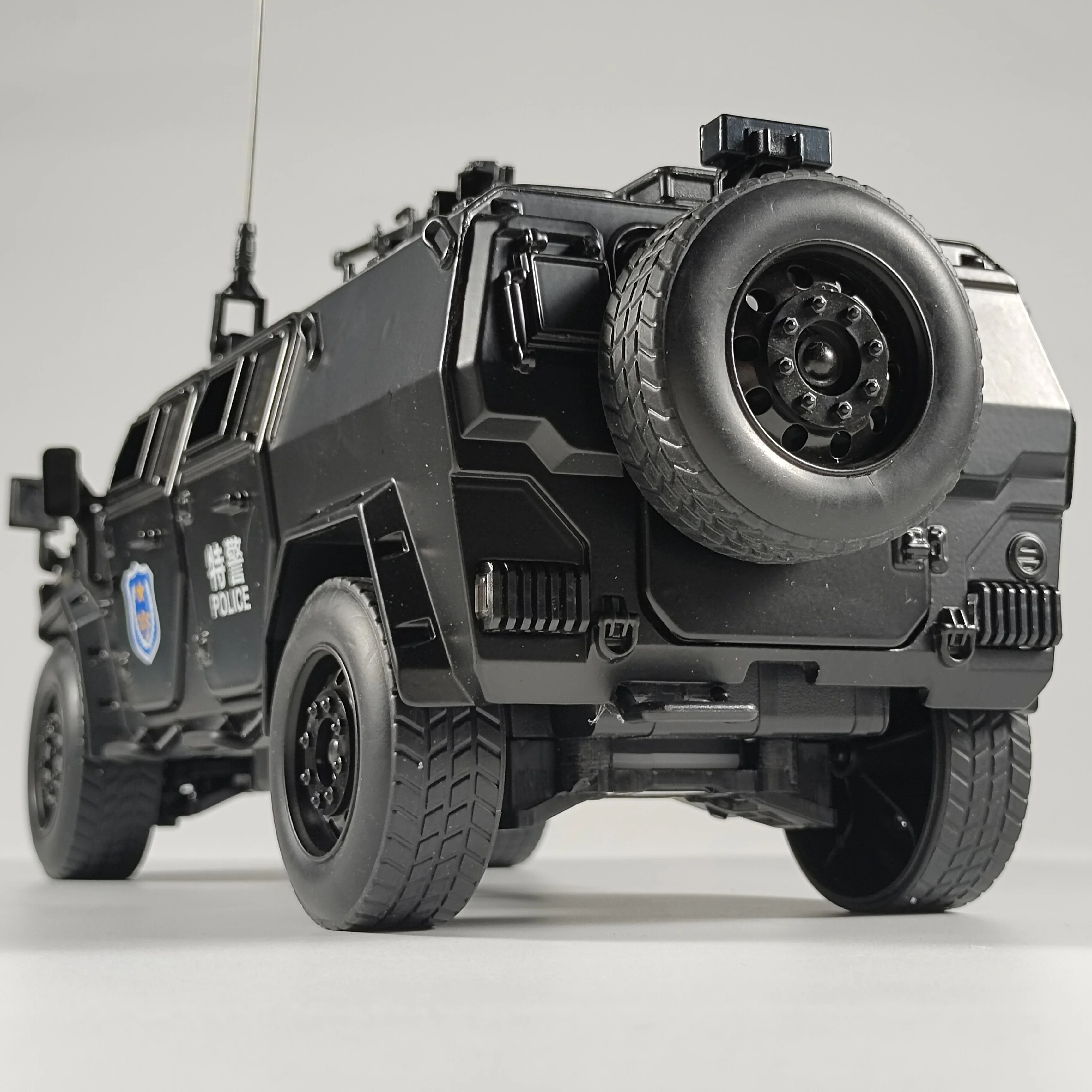 1:18 Dongfeng M-Terrain SWAT Внедорожная игрушка из сплава, литая под давлением модель, звуковая и световая игрушка, большой орнамент для автомобиля, подарок для детской игрушки для мальчиков