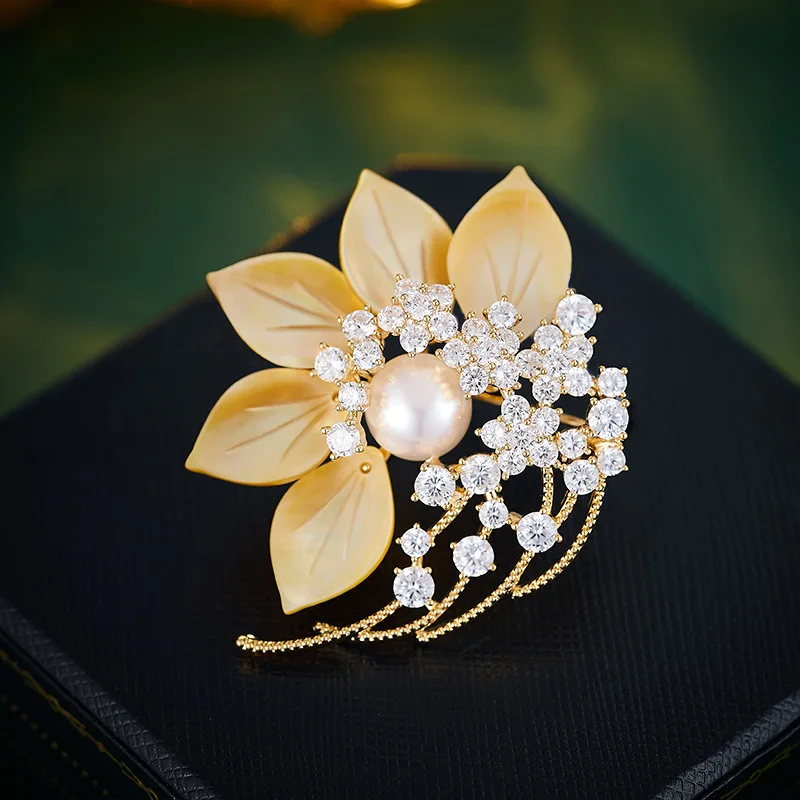 High-end Natural Shell Pearl Plant Flower Brooch with a Sense of Sophistication and Elegance for Suits and Evening Wear