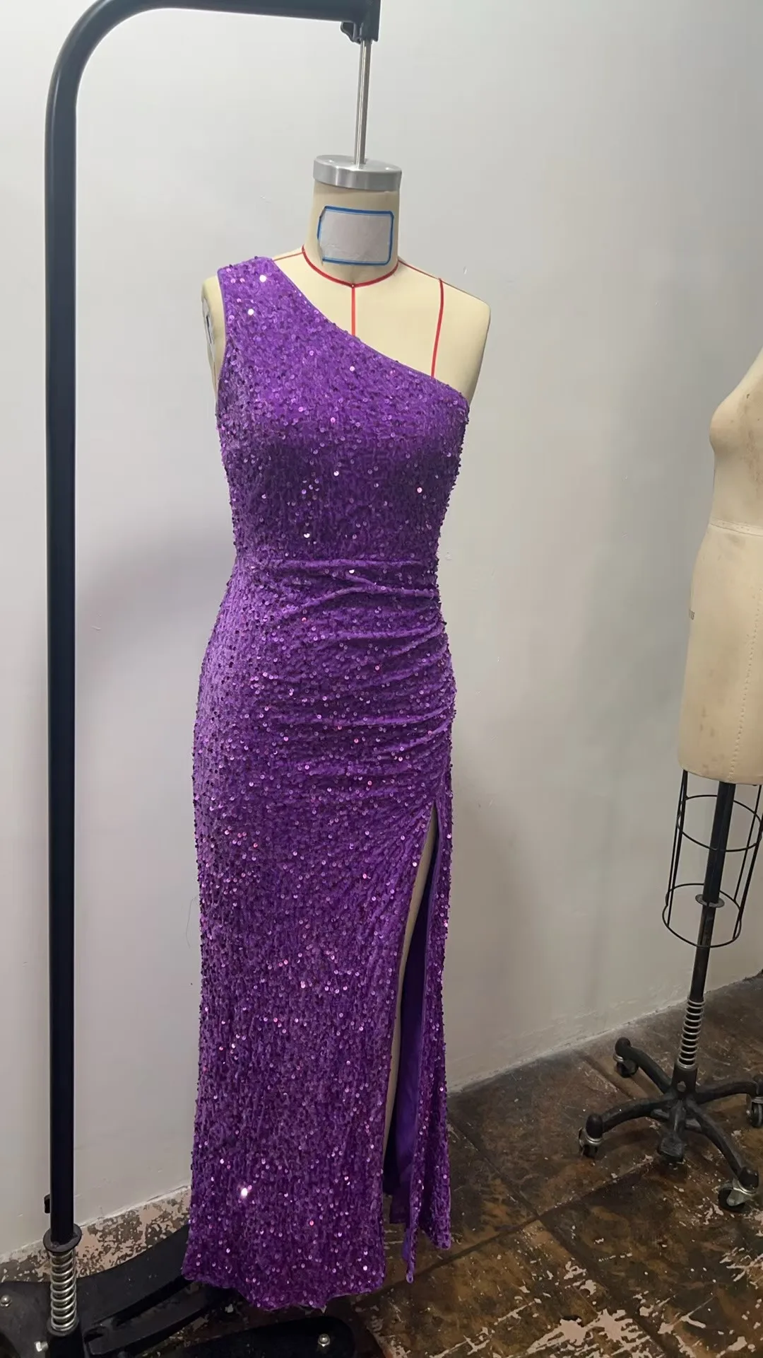 Nuovo abito con spacco senza maniche monospalla con paillettes Elegante abito a tubino alla caviglia per abiti da ballo e feste di gala