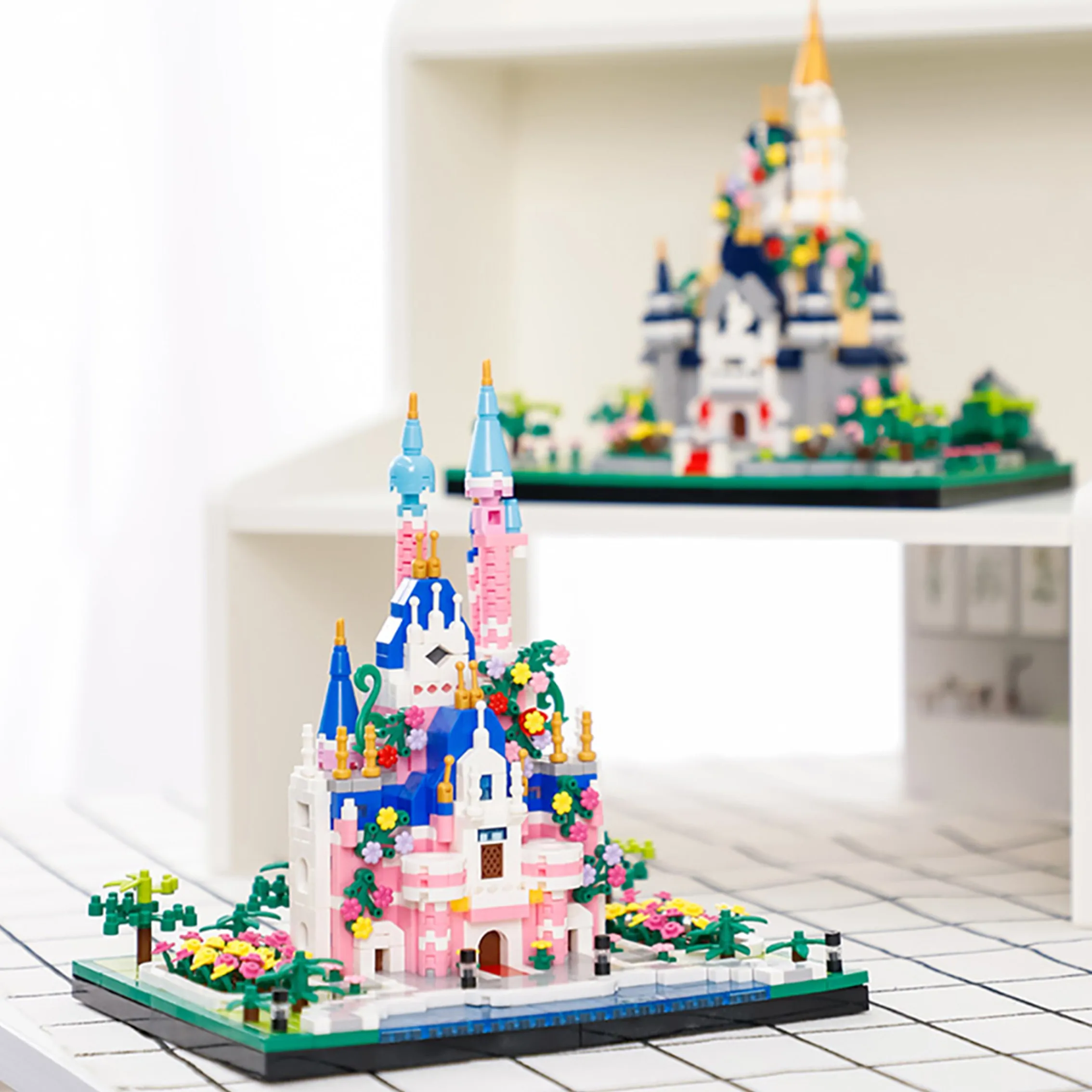 미니어처 성 블록 세트: 꽃 장식이 된 공주 성 모델, 어린이와 성인 모두에게 적합한 홈 데코 선물