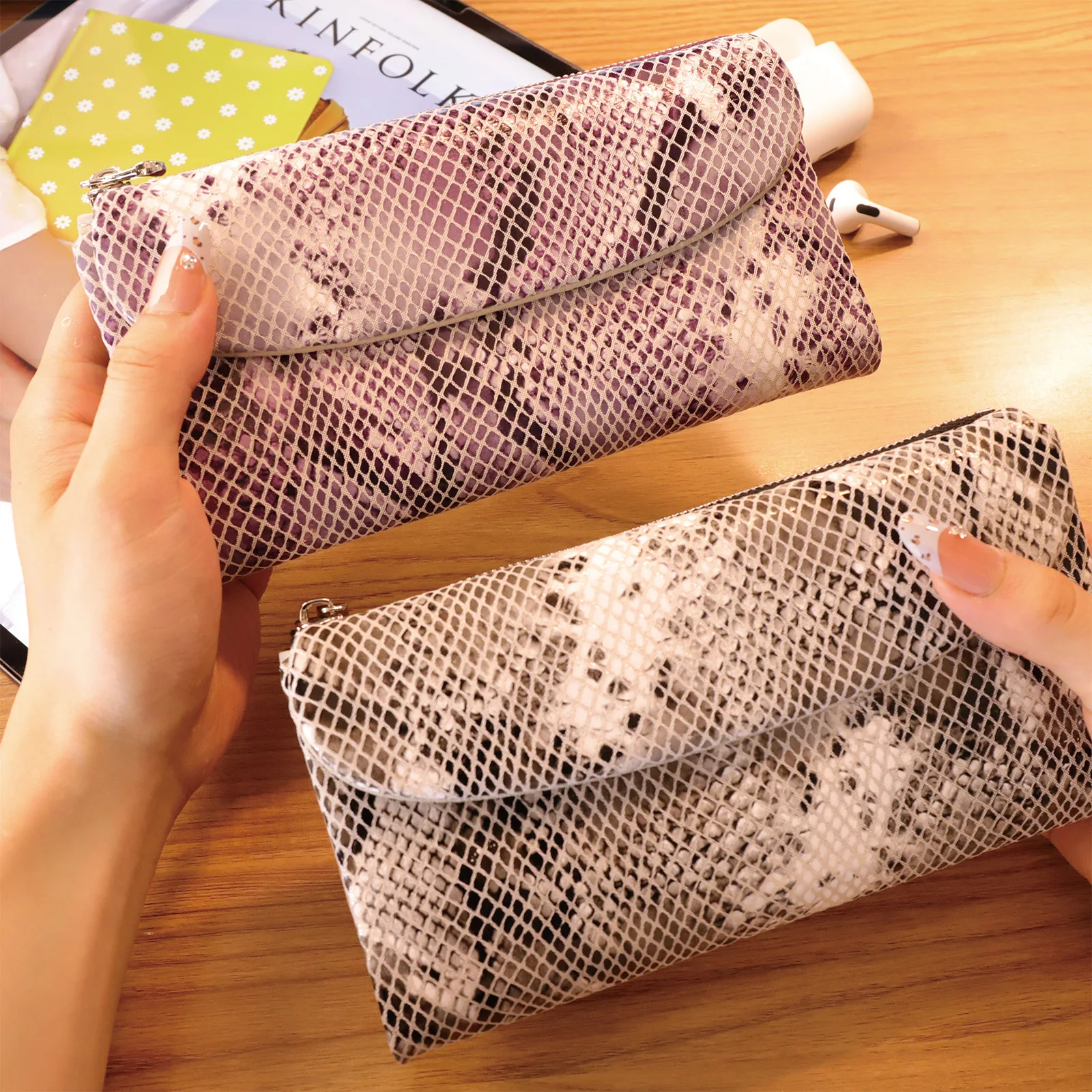 Dompet Panjang Kulit Asli untuk Wanita Dompet Koin Slot Multi Kartu Desain Serpentine Fashion Tas Tangan Wanita