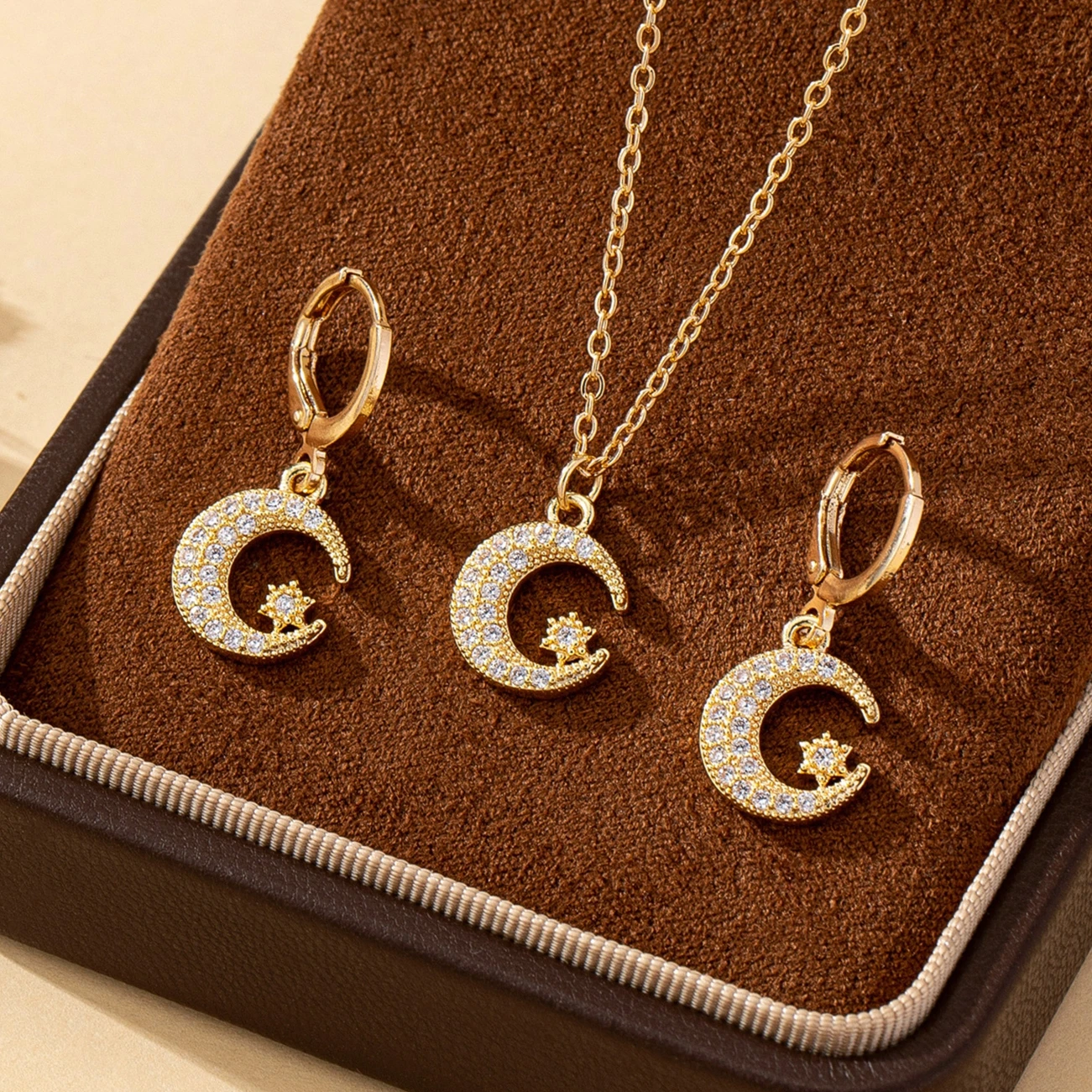 3-teiliges Damen-Schmuckset, Halskette und Ohrringe mit Mond- und Stern-Intarsien aus Glas, geeignet für den täglichen Gebrauch und für den Urlaub.