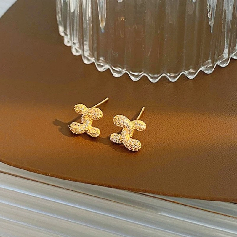 

European and American Style, Fashionable and High-end Design, Letter Stud Earrings, Versatile, Elegant, Simple and Petite Girl