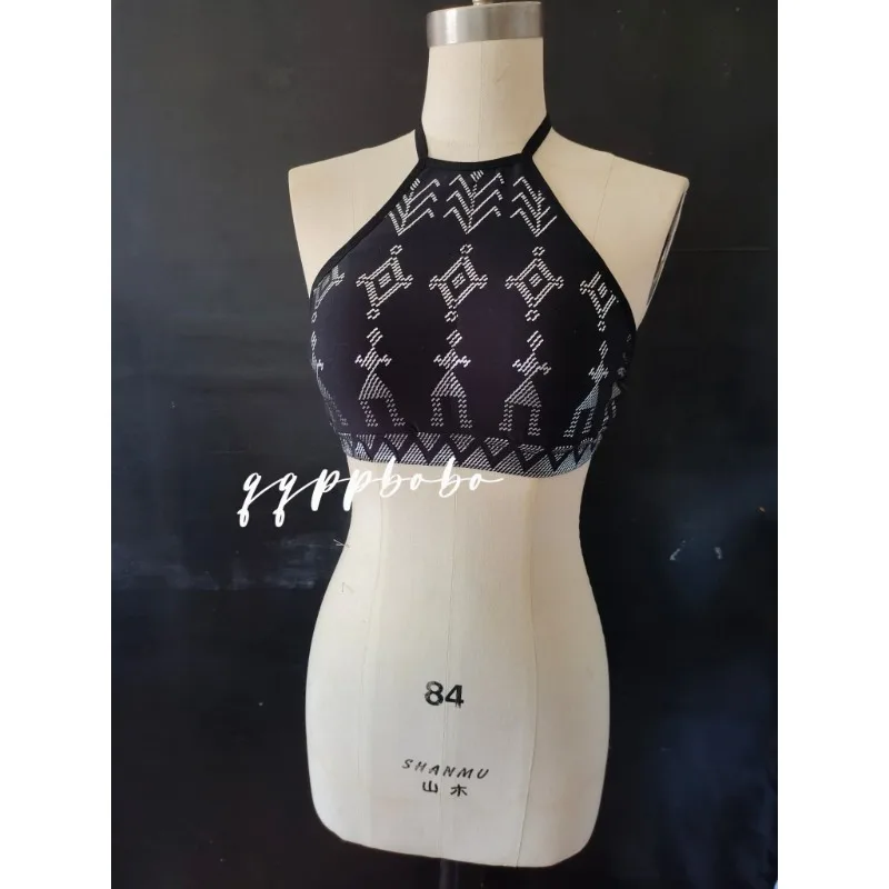 Dopasowany top bez pleców z imitacją paska do szlafroka i odpinanymi wkładkami w biuście.