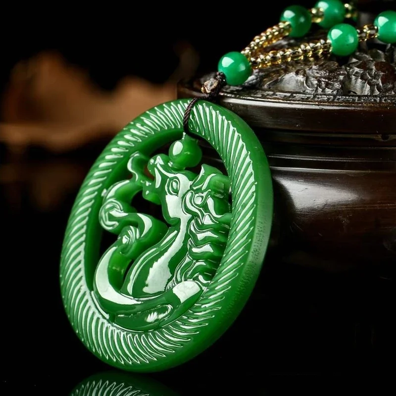 Přírodní zelená hand-carved kůň jadeit přívěsek móda boutique šperků letouni v přední z jejích oči řetízek dar