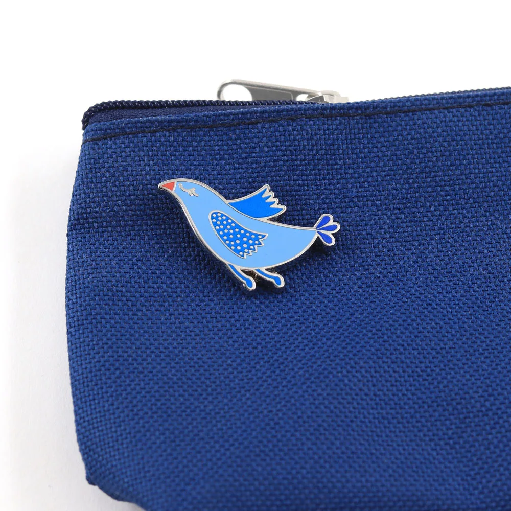 Kreative, niedliche fliegende Vogel-Broschen, minimalistische nordische blaue Vogel-Emaille-Anstecknadeln, Volkskunst-Tierabzeichen, Rucksack-Reversnadel, Schmuckgeschenk – Detail 7