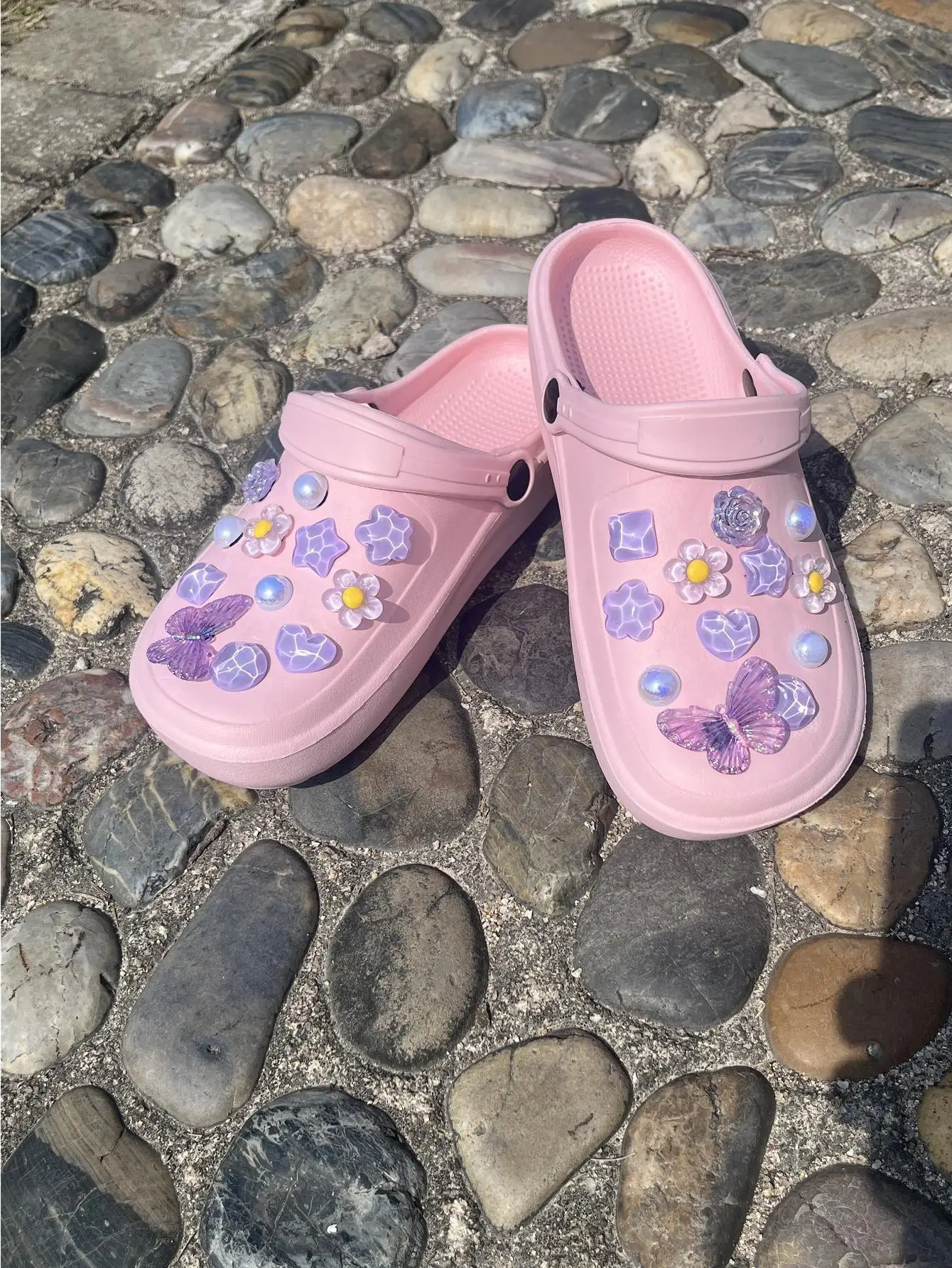 24 szt. Buty plażowe buty akcesoria kwiatowe różowe jasne buty motylkowe buty do ogrodu kwiatowego zdejmowane, ozdobna klamra, DIY