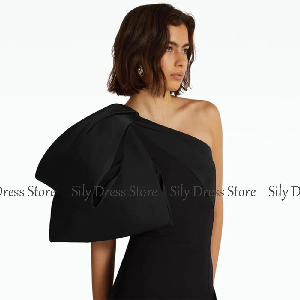 فساتين سهرة نسائية طويلة أنيقة لعام 2024 من الساتان والجيرسي غمد/عمود فستان ارتياد أسود بكتف واحد وفيونكة سبليت للحفلات ماكسي