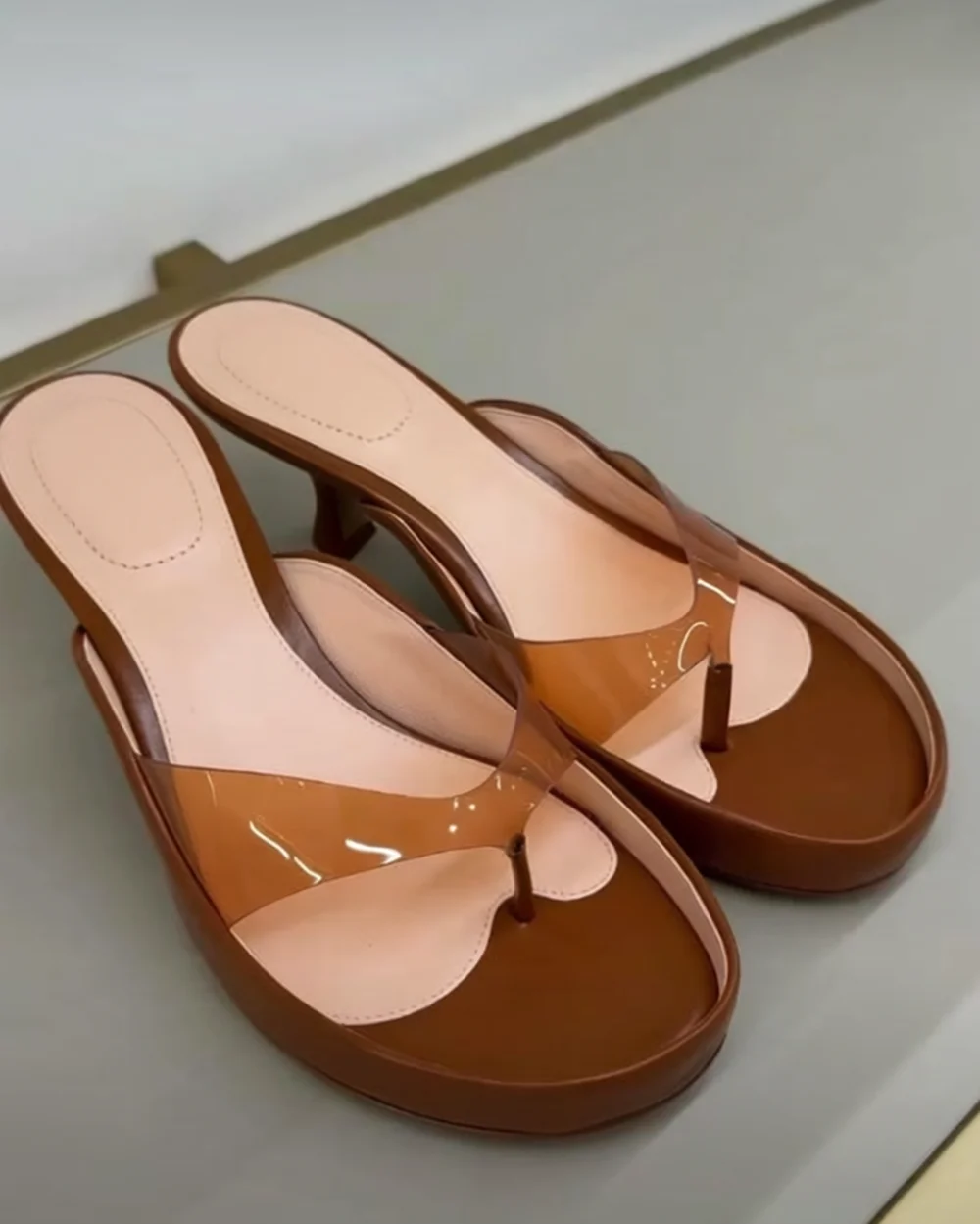 Summer Casual Style Women‘s Thong Sandals Clear Flip Flop Strap Open Round Toe Two-Tone Kitten Heel Slip-On Slide Sandals view 3