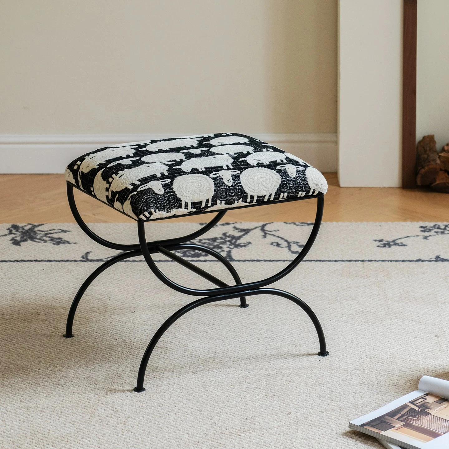 Vintage Black White Sheep Pattern Upholstered Stool Curved Metal Frame Shoe Bench Cute Decor Ottoman Bedroom Homestay Furniture