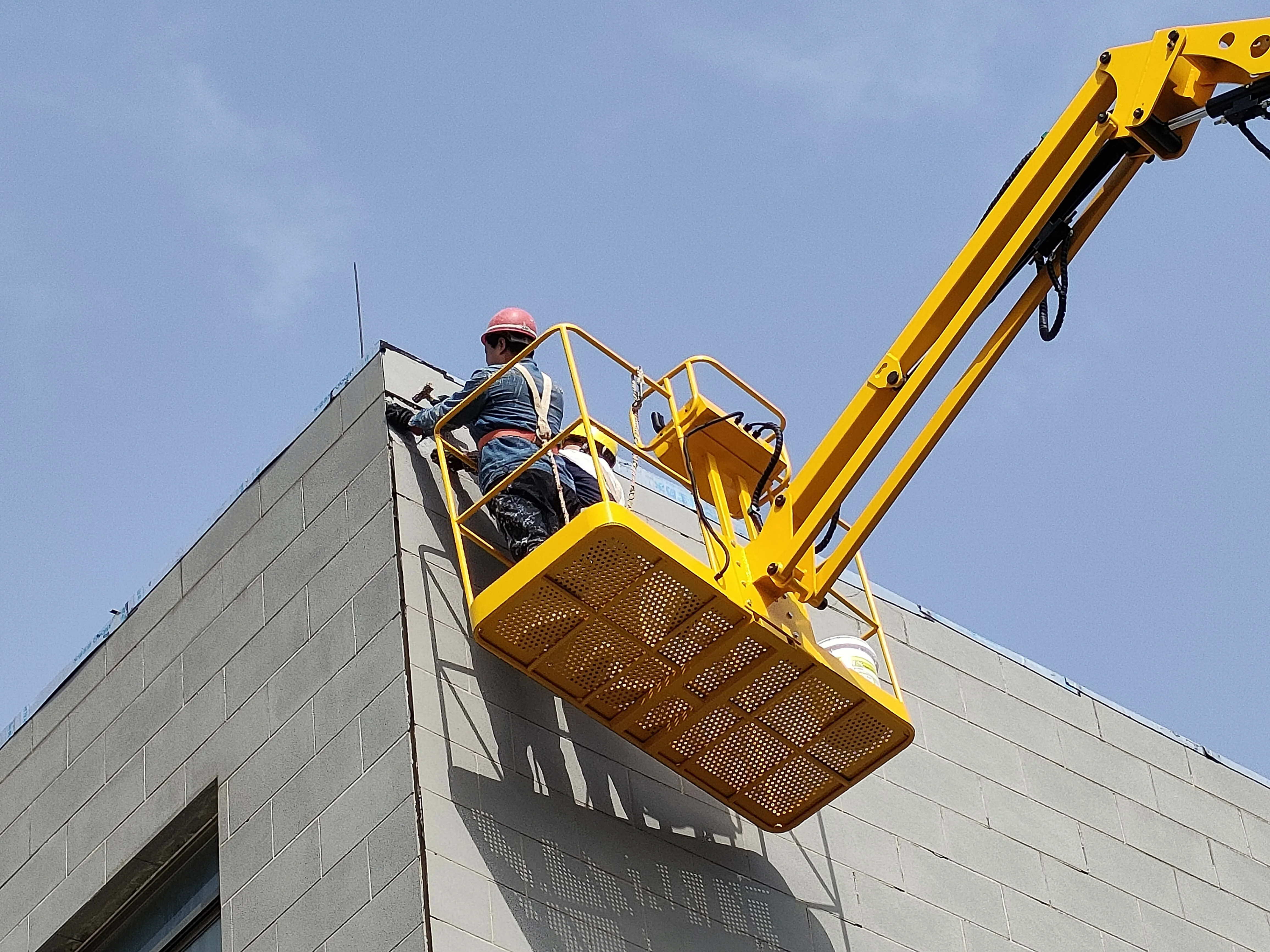 22M Extended Reach Articulating Boom Lift Aerial Work Platform Dual Hydraulic Cylinders for Smooth Vertical Movement