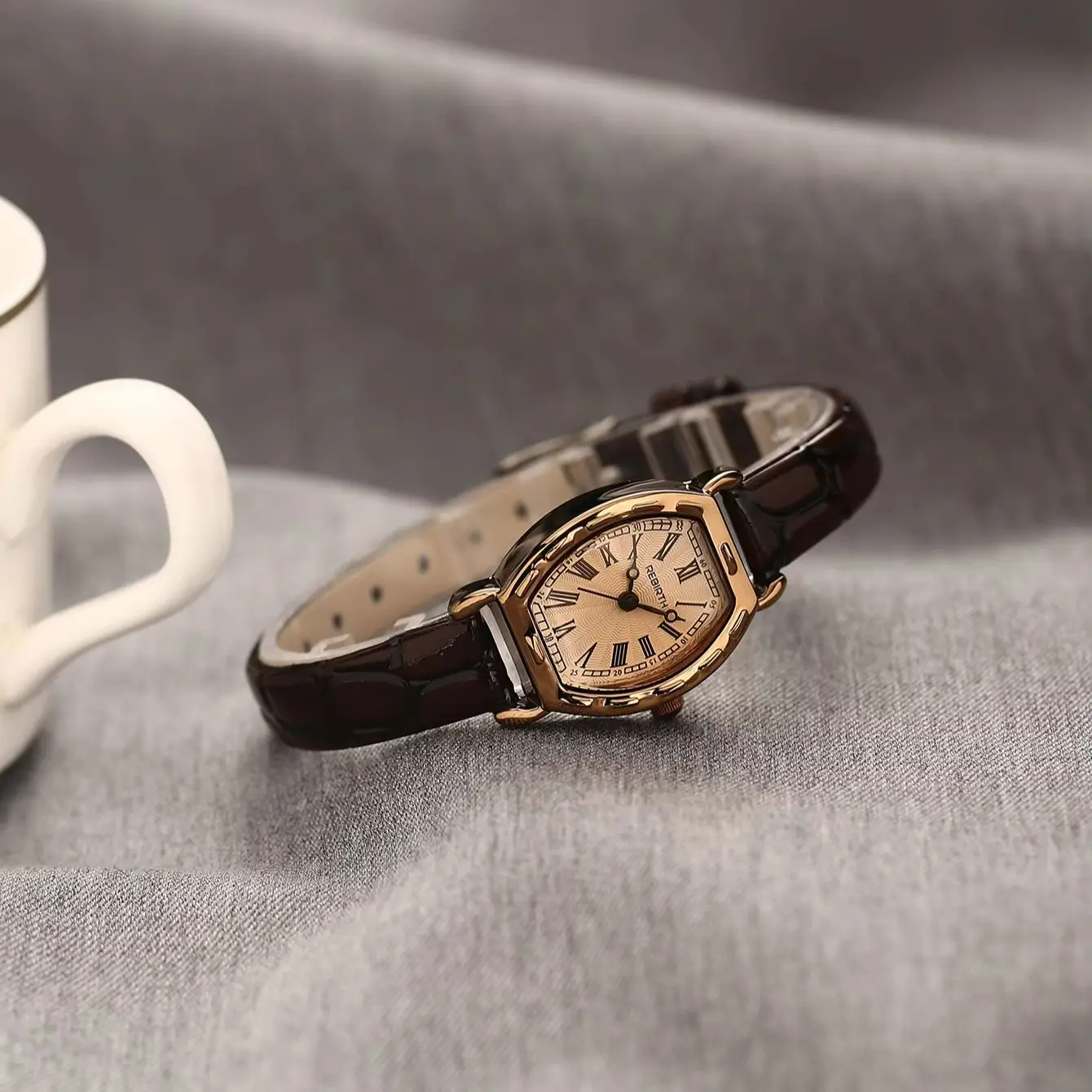 Versatile, Simple and Casual Women's Quartz Watch with Leather Strap