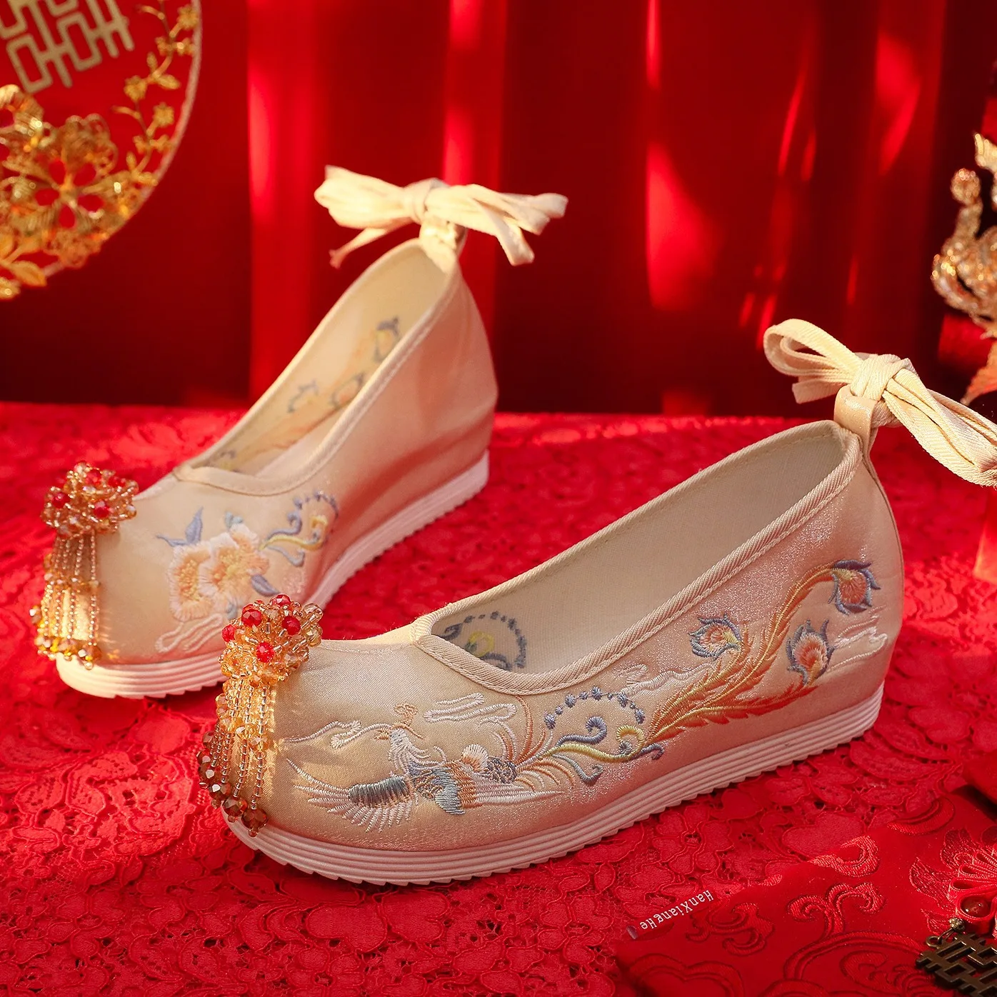 

Китайская одежда в стиле Хань: Женские красные свадебные туфли Xiuhe с вышивкой в старинном стиле