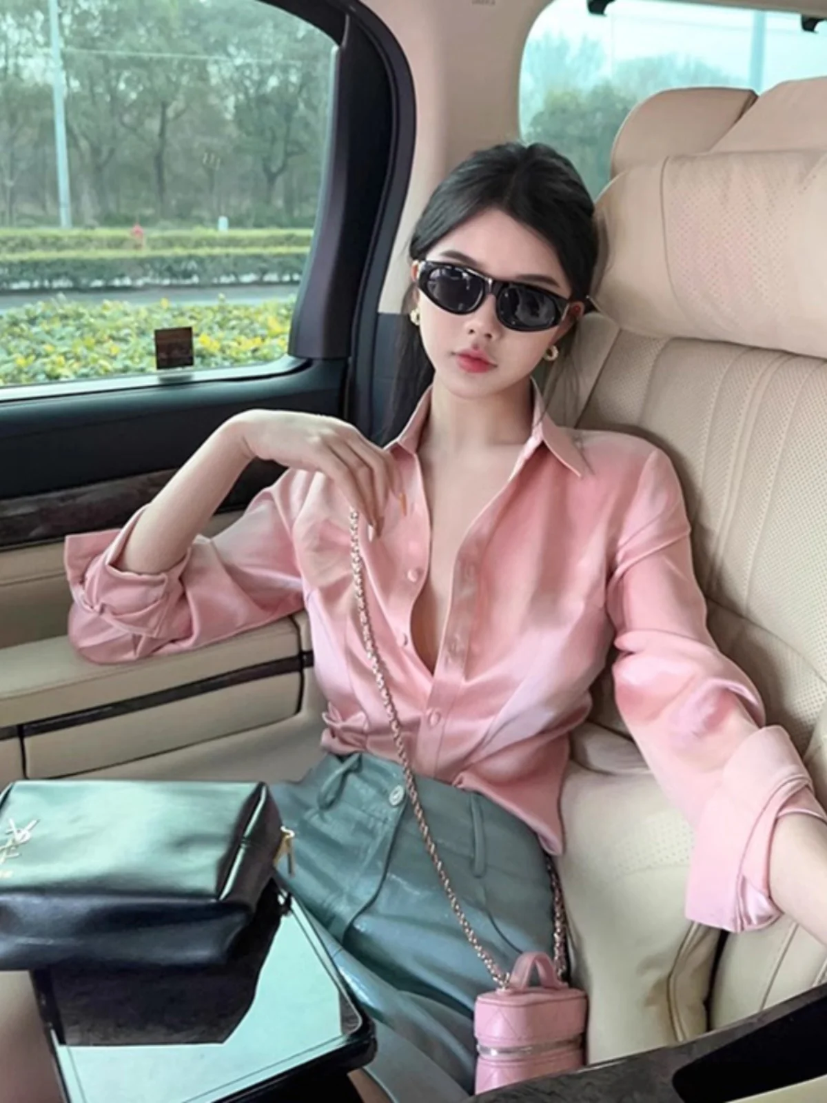 

Модная женская блузка из ацетатного сатина с длинным рукавом, розовая, ранняя осень 2025, новый стиль, с вырезом на талии и сбалансированным кроем на плечах