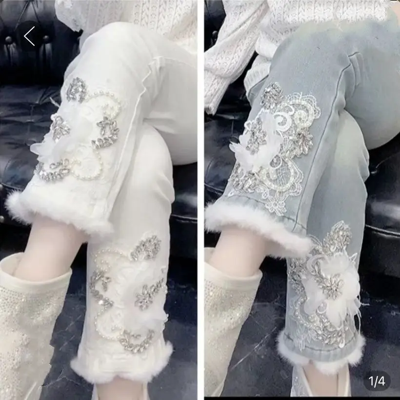 Pantaloni in denim foderati in pile con fiori 3D in rilievo con diamanti in stile cinese Pantaloni da cowboy con jeans soffici in vita elastica allentata