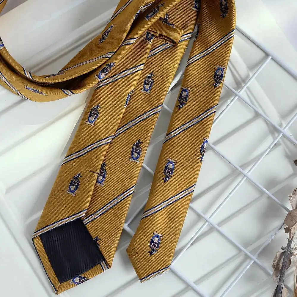 Krawat w paski z logo JK, styl uniwersytecki, brytyjski, ręcznie wiązany, pasujący do koszuli studenckiej na ukończenie szkoły