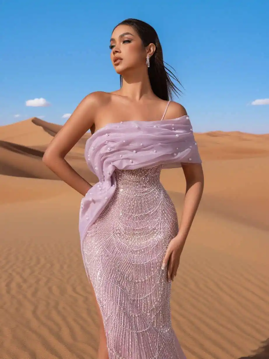 فساتين سهرة وردية مذهلة مصممة بنمط خاص بدون أكمام مع ترتر بفتحة عالية فستان حفلة موسيقية بطول الأرض حسب الطلب