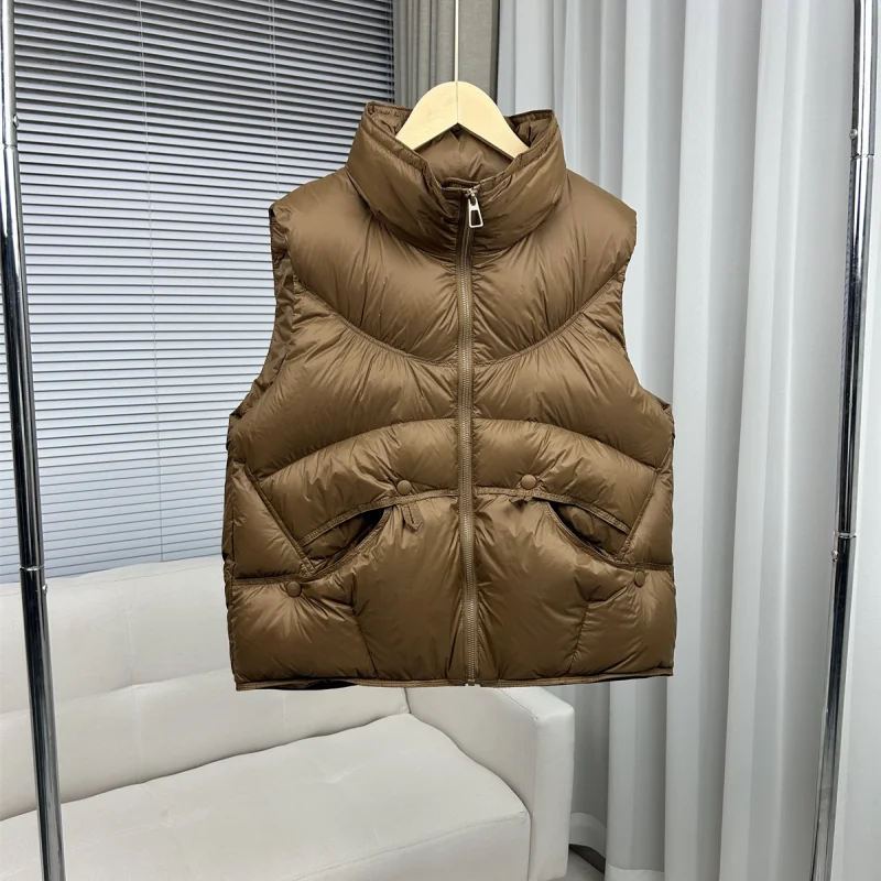 เสื้อกั๊กดาวน์ไร้แขนสำหรับผู้หญิง ฤดูหนาว 2025 ผ้าขนเป็ดสีขาว คอตั้ง อุ่นสบาย สไตล์ลำลอง เสื้อกั๊กสวมทับแบบเบาๆ