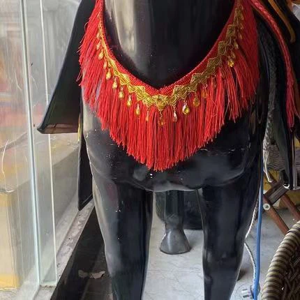 Horses are equipped with colorful chests, big chests, saddle decorations and flower chests.