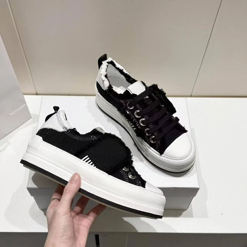 

Women Casual Shoe Design with Thick Sole and Height Increasing Features High Quality Embroidery Willow Catkins Pattern YZBL773