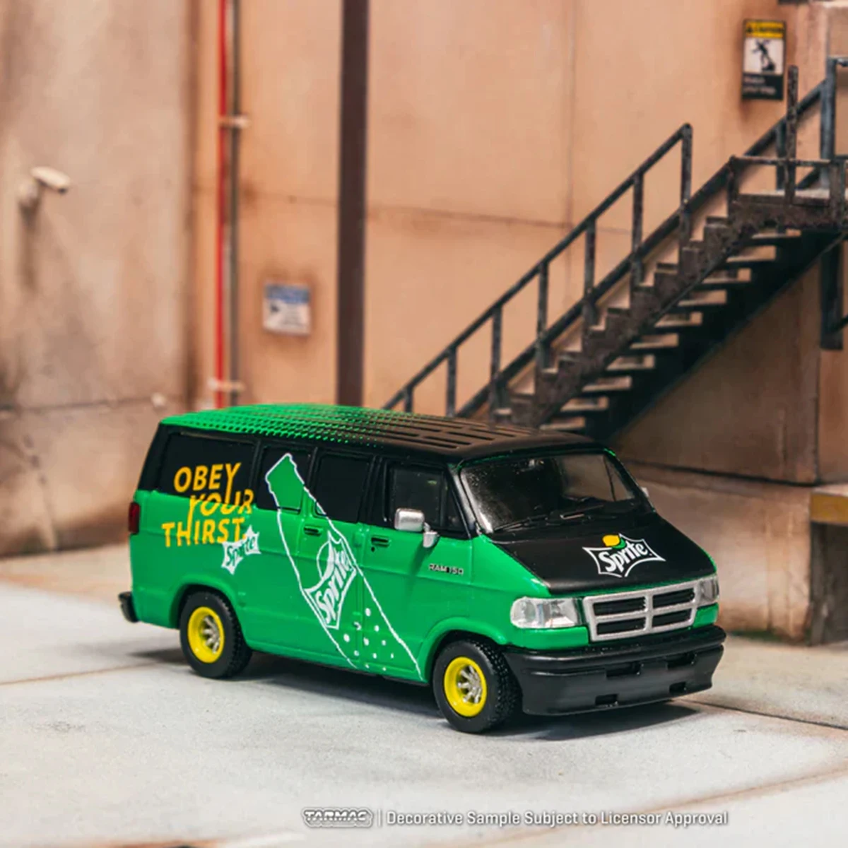 Nahaufnahme des Getränke-Designs auf dem Tarmac Works 1:64 Dodge Ram 1500 Lieferwagen
