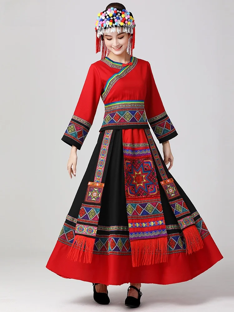 

Женский танцевальный костюм для выступлений на фестивале огненных факелов этнических групп Тудзя, Яо, Мяо, Гуансийских чжуанов