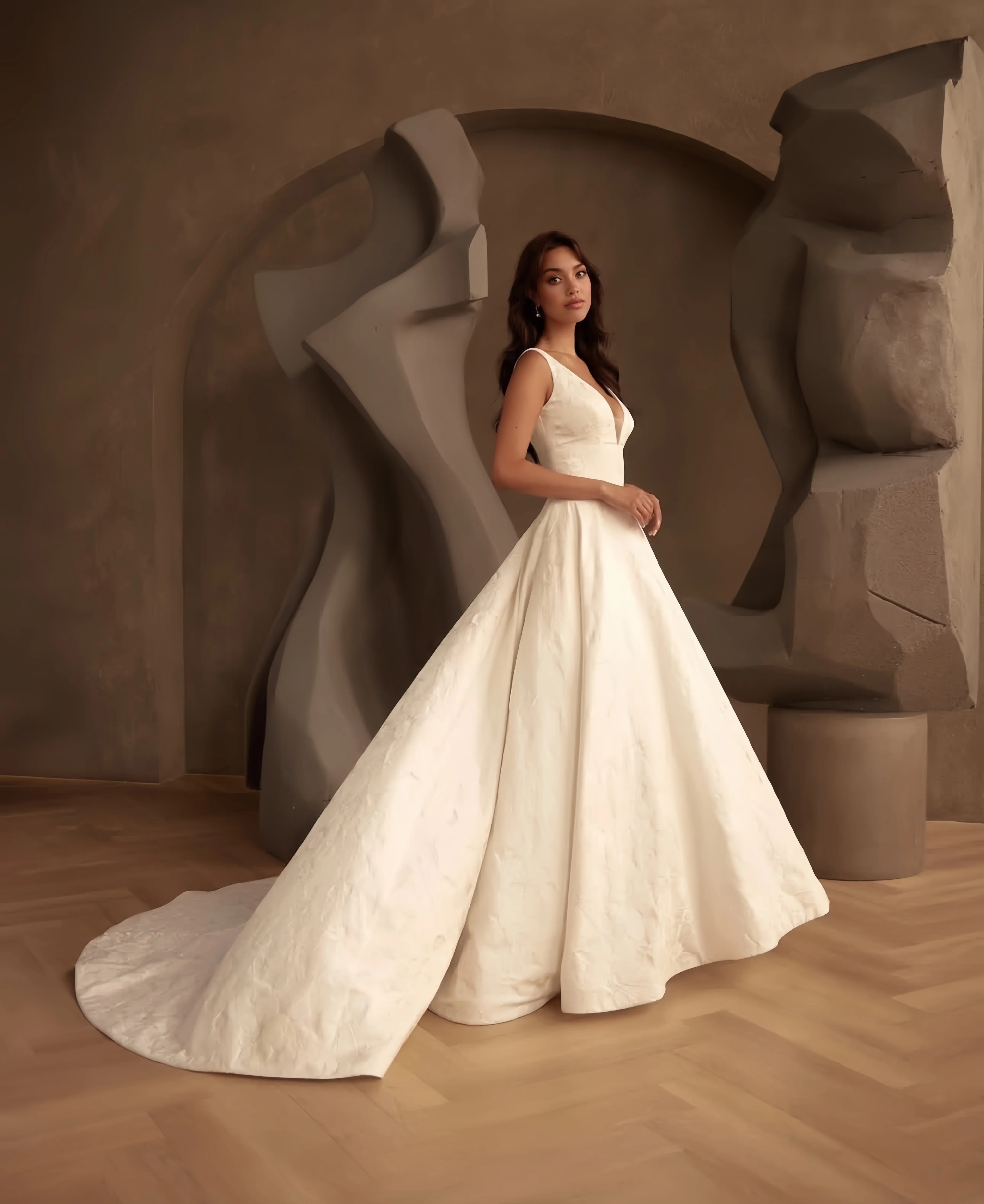 Custom-made luxurious satin patterned wedding dresses, V-neck evening gowns, party evening gowns, bridesmaids, front yard