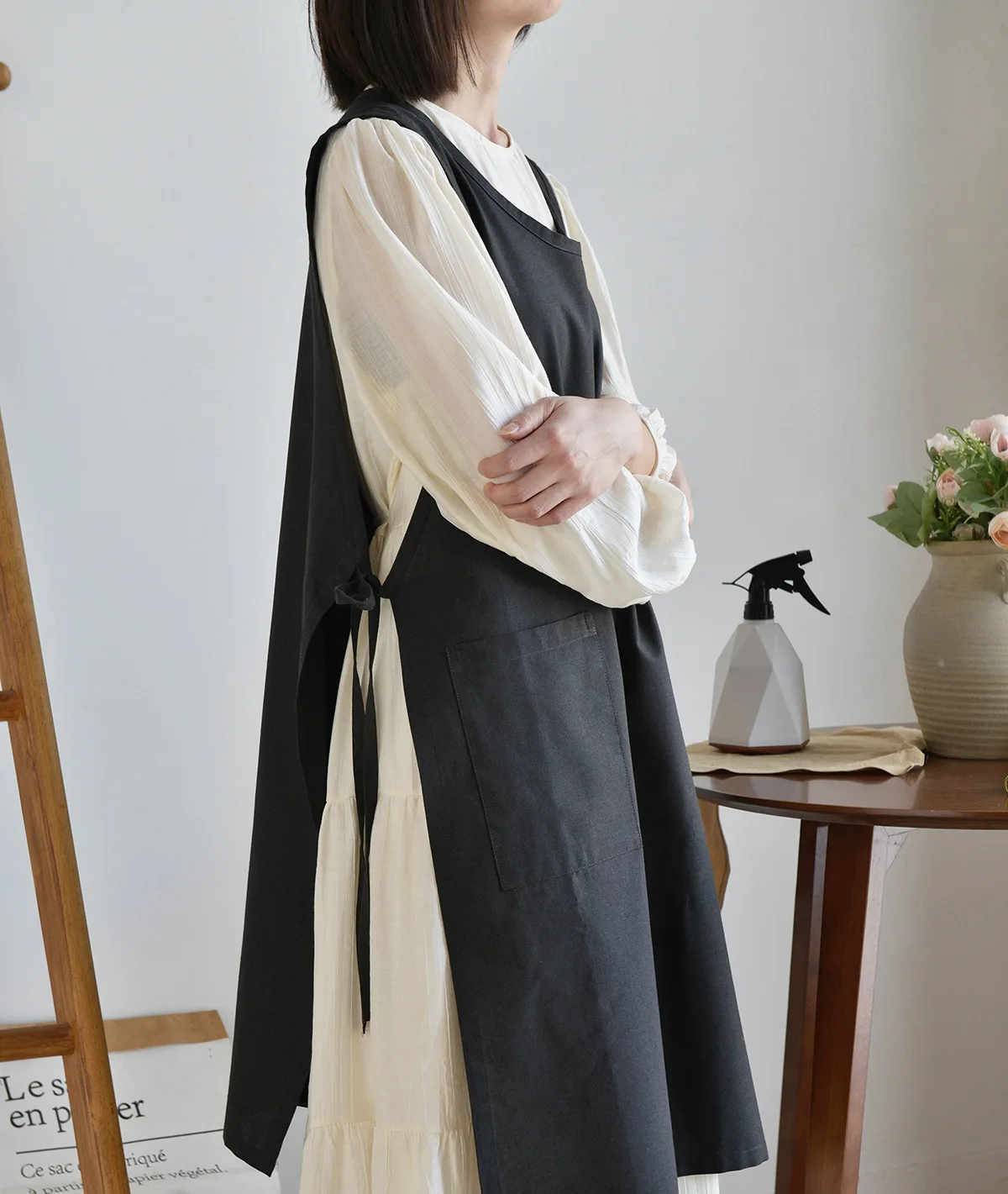 

Japanese Style Women Cotton Apron Halter Cross Back with Pockets Solid Color Art Casual Bib for Cooking Chef Cafe Flower Shop